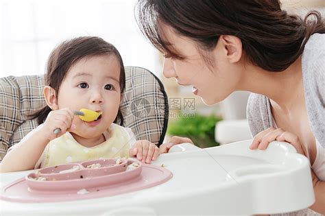 妈妈喂宝宝吃饭高清图片下载-正版图片501980582-摄图网