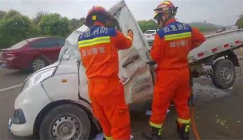 南充嘉陵区一小货车“撞树”驾驶员被困 南充消防紧急救援 - 西部文化建设网官网