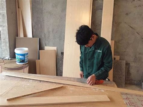 木匠男性工人测量木料高清图片下载-正版图片501667597-摄图网