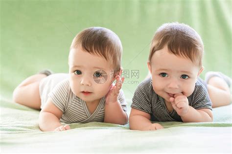 刚出生的双胞胎男孩正躺在床上高清图片下载-正版图片502392926-摄图网