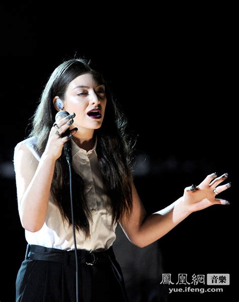 新西兰女歌手Lorde格莱美献唱热门单曲 红黑唇个性_音乐频道_凤凰网