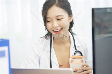 工作拿着水杯的女性医生高清图片下载-正版图片502346094-摄图网