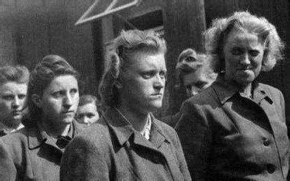 纳粹老照片：犹太妇女被德军强迫脱光衣服后，排着队等待被枪杀