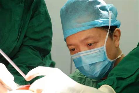 【名医】 上海第九人民医院整复外科主任李青峰： “换脸”，中国医生创造奇迹|上海|中国|外科_新浪新闻