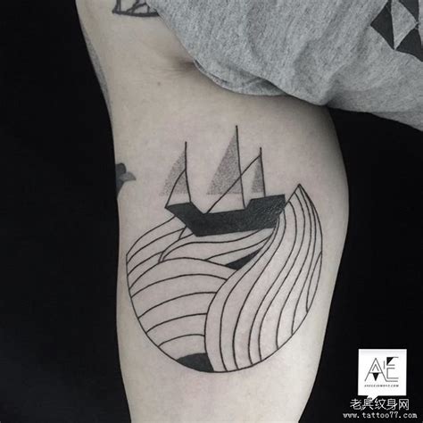 手臂几何帆船纹身图案