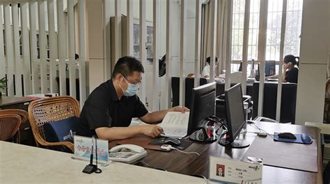 龙游县住房和城乡建设局副局长王斌来到行政服务中心住建窗口坐班