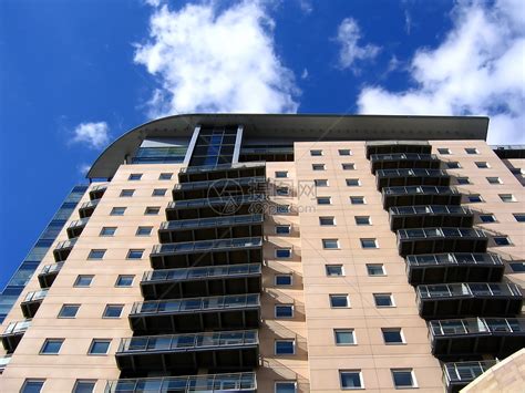 曼彻斯特的现代公寓大楼天空高楼公寓楼蓝色城市生活英语高清图片下载-正版图片320411178-摄图网
