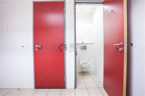 带卫生巾在厕所里的女人高清图片下载-正版图片502969877-摄图网