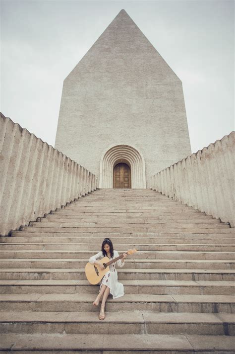 抱着吉他女生头像温柔