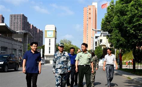 军分区司令员郭东升指导新生军训--河南省驻马店高级中学
