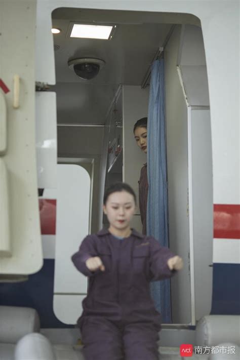揭秘准空姐实训客舱应急处置，“中国空姐”是这样炼成的_训练