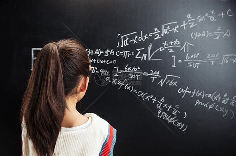 小女孩思考黑板上的数学题高清图片下载-正版图片501901280-摄图网