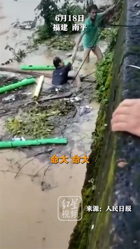 江西鄱阳圩堤决口120米洪水淹没村庄 村民划船出行 - 青岛新闻网