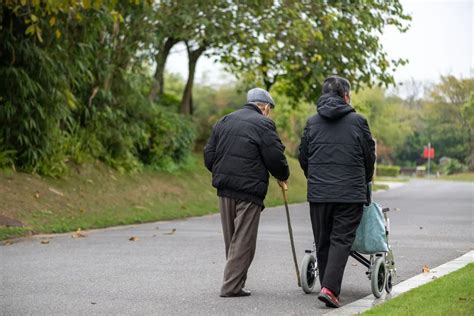 老年人这5种走路姿势是疾病的预兆！早点发现能救命