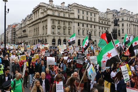 伦敦数千民众游行要求英国安置更多难民