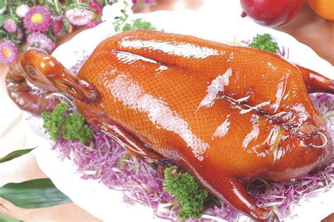 广东做烧鹅是远近驰名的好。滋粥楼家的鹅用的是比较出名的马冈鹅
