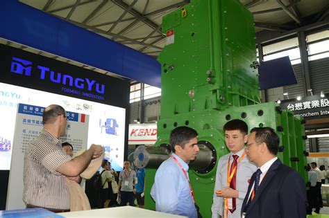 益阳橡机新型欧版密炼机 亮相上海国际展_橡塑装备