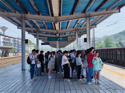 “五一”迎客流高峰 广安站优化服务提升旅客出行体验 - 封面新闻