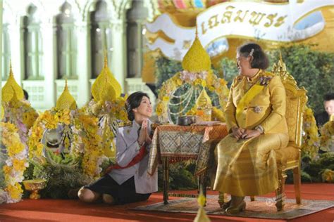 泰国国王册封王后，新王后曾担任“御前护卫”