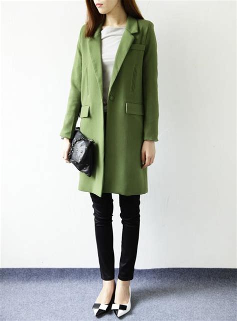 浅绿色外套配什么颜色内搭配图 淡绿色外套搭配什么颜色_配图网