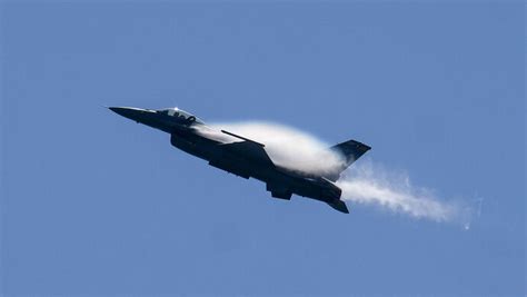如果美国援助乌克兰F-16战斗机，能改变俄乌战争走向吗？|乌克兰|F-16|F-16战斗机_新浪新闻