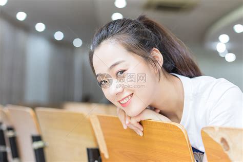 坐着的甜美女生头像