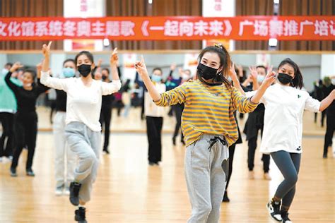 在北京西城区文化馆内，两小时学会《一起向未来》广场舞-千龙网·中国首都网