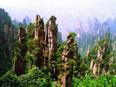 湖南张家界最出名的景点，因为一个历史人物而出名，到处都是悬崖