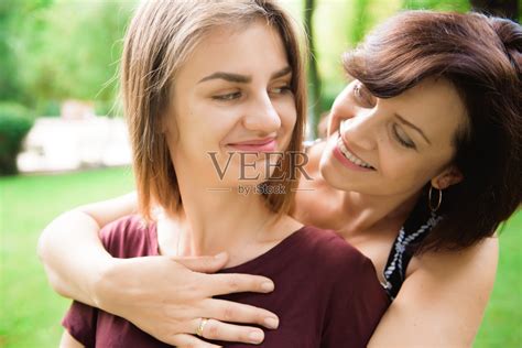 可爱的小女儿充满爱意地拥抱着她的母亲。照片摄影图片_ID:354211105-Veer图库