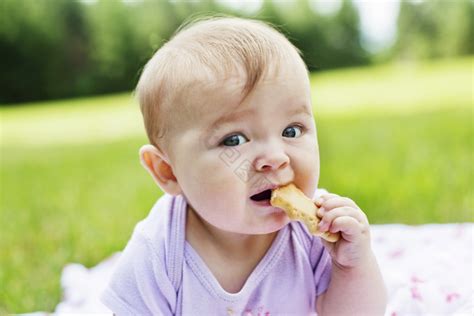 一岁前自主进食的4个阶段，妈妈全抓住，让孩子胃口好，更聪明