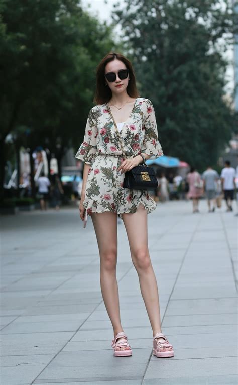 街拍：北京三里屯太古里广场的小姐姐，三伏天穿着清凉时尚！|小姐姐|穿着|时尚_新浪新闻