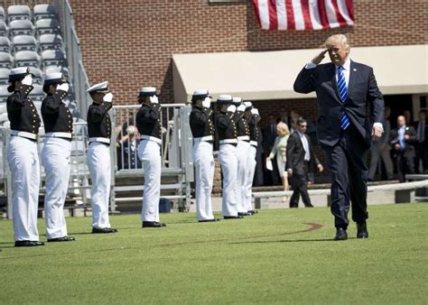 特朗普参加军校毕业典礼 再怼媒体：我是史上遭遇最不公的总统