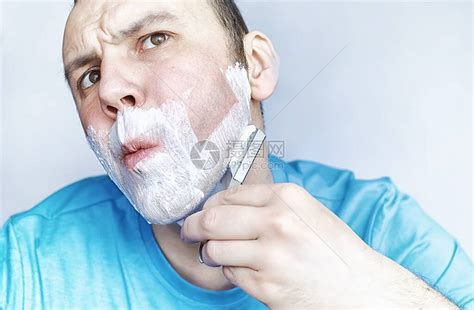 一个人在前刮胡子剃高清图片下载-正版图片506248494-摄图网