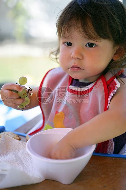 小女孩从碗里吃葡萄高清图片下载-正版图片321246193-摄图网