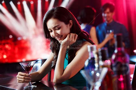 青年女人在酒吧喝酒高清图片下载-正版图片507674436-摄图网