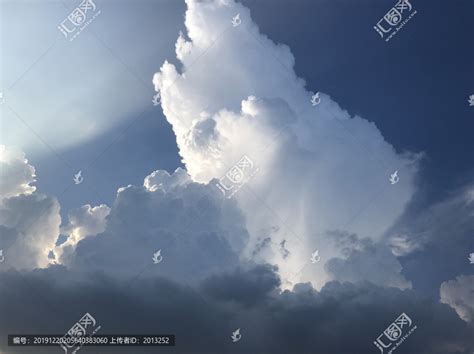 青天白云下的绿色田野高清图片下载-正版图片600954712-摄图网