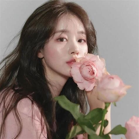 甜美女生头像抱花