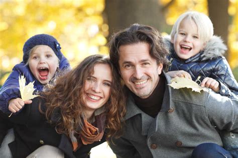 快乐家庭图片-秋天公园里的幸福快乐的家庭素材-高清图片-摄影照片-寻图免费打包下载