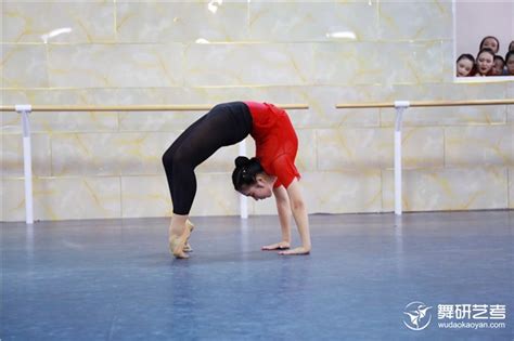 舞蹈生如何正确练习基本功？_2023舞蹈艺考最新资讯-舞蹈艺考培训就在舞研艺考！