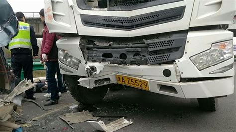 陕西西临高速发生车祸致6死3伤 面包车被撞烂-搜狐新闻