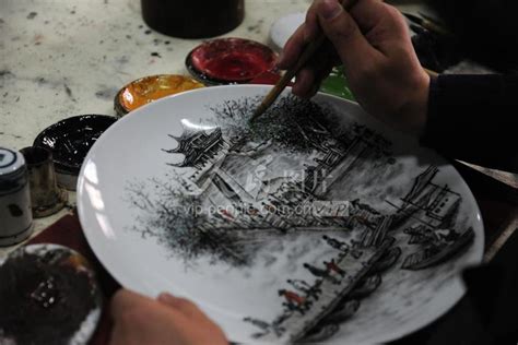 江西赣州：瓷上绘家乡-人民图片网