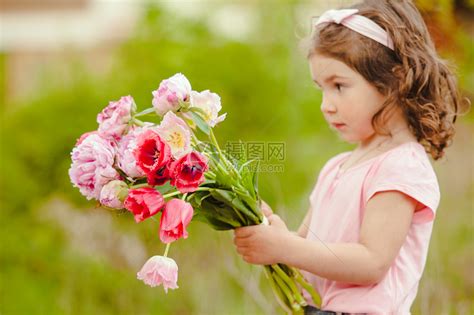 女孩带着粉红色的花给妈妈,母亲的日子里高清图片下载-正版图片300432699-摄图网