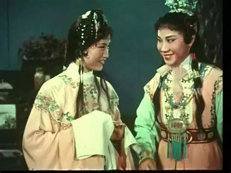 从《红楼梦》里的贾府女眷看明清时期女性的服装样式_凤凰网