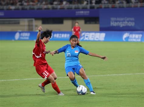 球迷嗨爆全场，朝鲜女足7:0大胜新加坡队