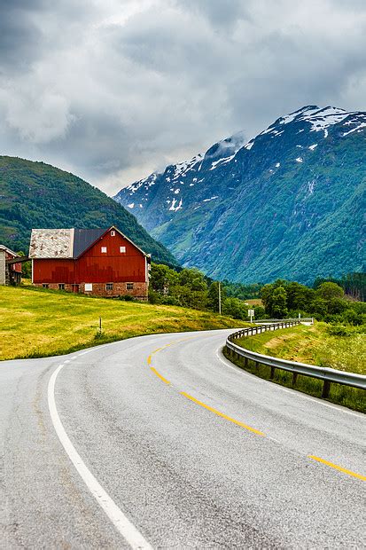 穿过挪威山脉的路美丽的风景旅行旅游挪威山区的道路景观高清图片下载-正版图片300883907-摄图网