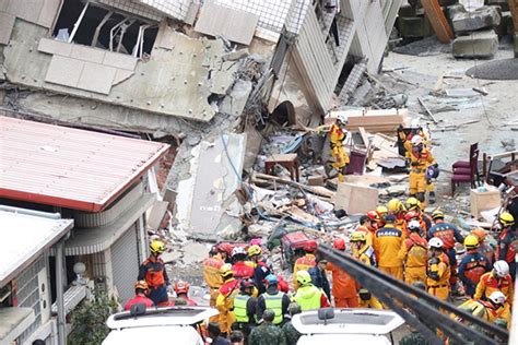 台湾花莲地震瞬间：大楼轰然倒塌 地面剧烈摇晃物品如骨牌倾泻
