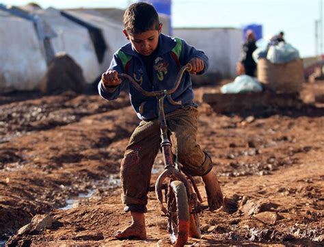 叙利亚的孩子，世界欠他们一个童年|叙利亚|孩子|战火_新浪新闻