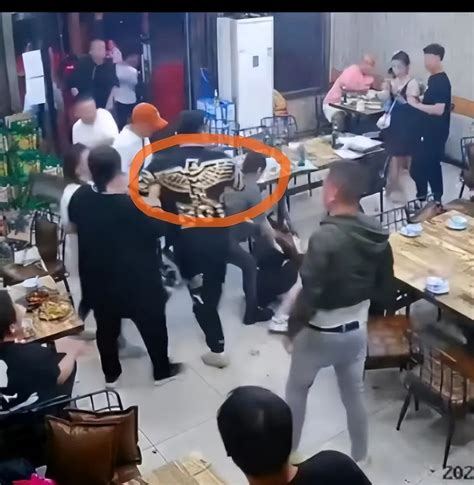 监控曝光！中年男子餐馆内殴打女友，店方制止并报警_凤凰网