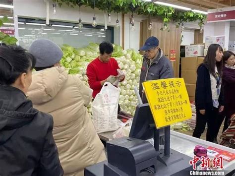 北京新发地市场冬储大白菜集中上市