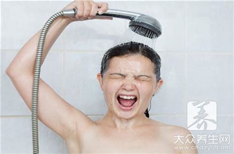 洗冷水澡到底是强身还是伤身？原来我们错了这么多年！